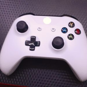2 xbox one s controllers and 3 xbox games
